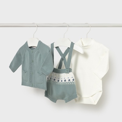 Conjunto de roupas de bebê com casaco verde, calças curtas com alças e body branco