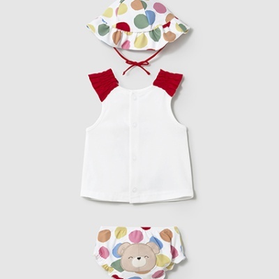 Conjunto de roupa para bebé com chapéu, camisa e cueca com padrões coloridos