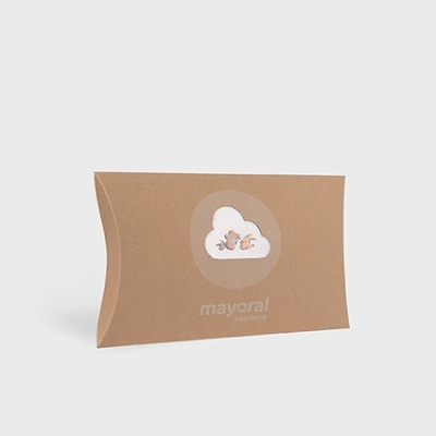 Caixa de cartão castanha com adesivo de ursinhos e texto Mayoral newborn