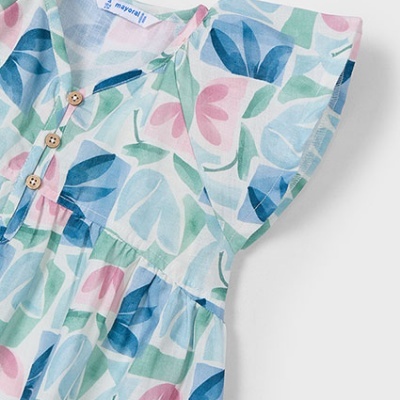 Vestido infantil leve com padrão floral e botões de madeira