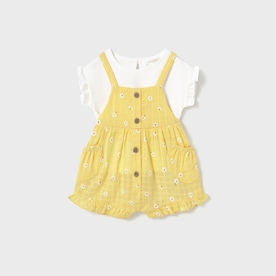 Conjunto bebé branco e amarelo com padrão floral e botões frontais.