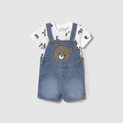 Conjunto infantil com t-shirt branca estampada e jardineira azul de ganga com urso