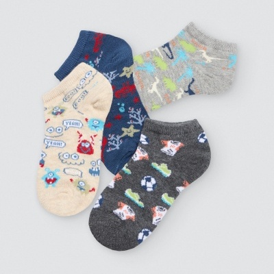 Quatro pares de meias curtas coloridas para criança com padrões variados