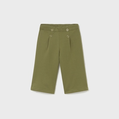 Calças curtas verde-oliva com botões frontais sobre fundo cinza claro