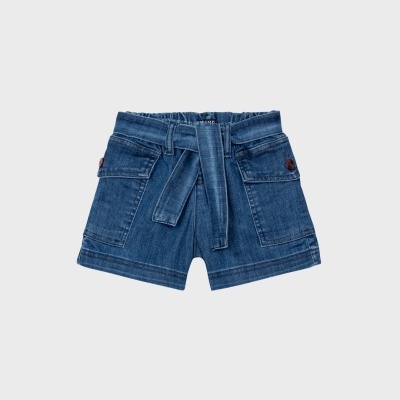 Calções de ganga azuis com cinto e bolsos sobre fundo cinza claro