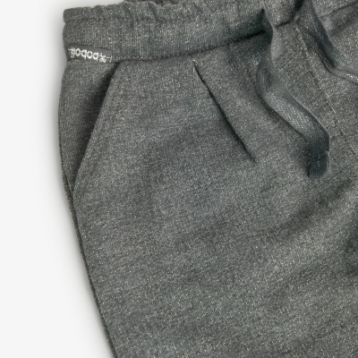 Calças cinza escuro em tecido macio com cordão e etiqueta Reebok