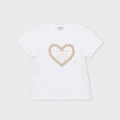 T-shirt branca de manga curta com estampa de coração bege e texto dourado