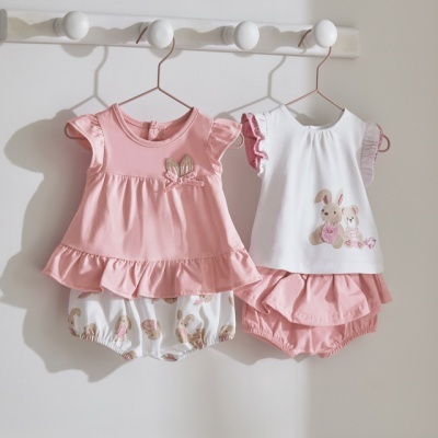 Dois conjuntos de roupa para bebé rosa e branco pendurados