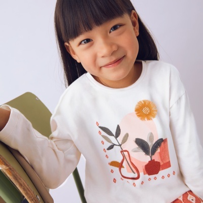 Camisola branca de algodão com estampado de plantas em vaso