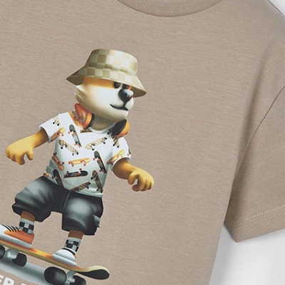 T-shirt bege de algodão com estampa de cachorro a andar de skate e texto 'KEEP ROLLING FEEL THE MUSIC'