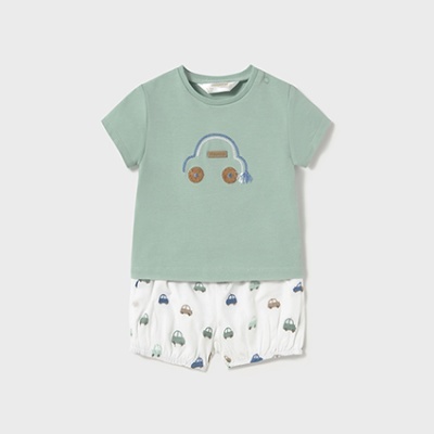 Conjunto de bebé com t-shirt verde e calções brancos com carros coloridos