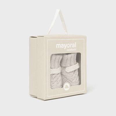 Embalagem bege com meias de malha cinzentas para recém-nascido da marca Mayoral newborn