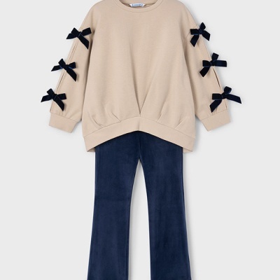 Conjunto infantil com camisola bege com laços pretos e calças azul-escuro