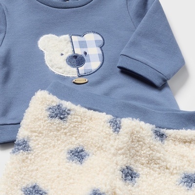 Conjunto de bebé com camisola azul e calças felpudas com pontos azuis