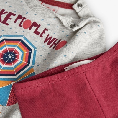 Conjunto de roupa de bebê cinza e bordô com estampa colorida e botões no ombro