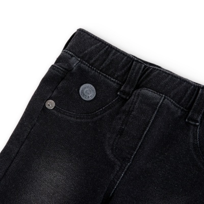 Calça preta de tecido denim com elástico na cintura e botões metálicos cinza