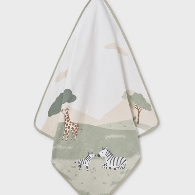 Toalha branca com estampa de girafa e zebras na savana