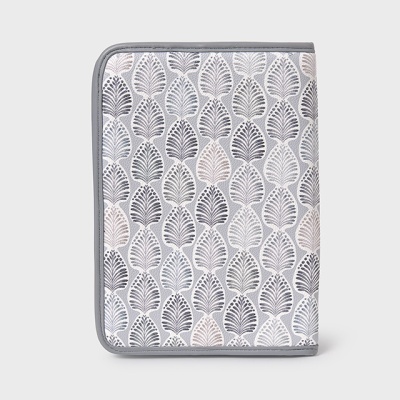 Capa com padrão folhas cinza branco bege e fecho ziper