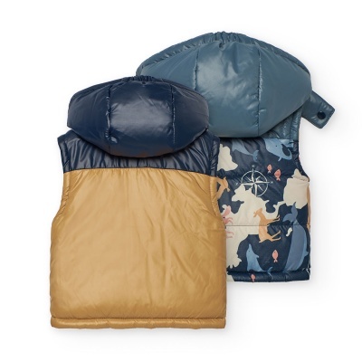 Coletes acolchoados para crianças com capuz, em cores sólidas e padrão náutico.