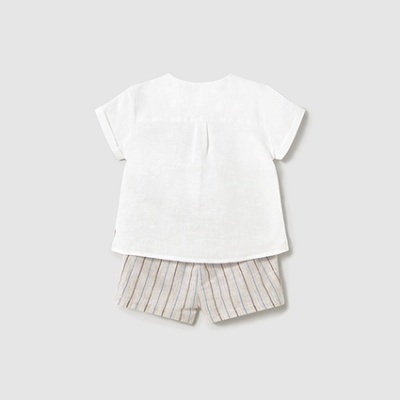 Conjunto infantil com t-shirt branca e calções risca vertical bege e azul