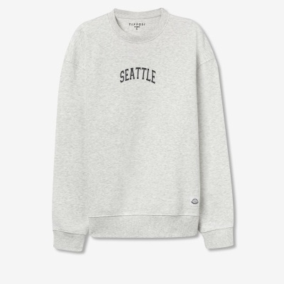 Sweatshirt cinzenta clara com a palavra SEATTLE na frente