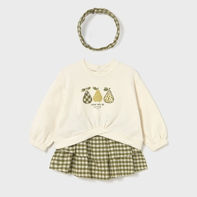 Conjunto infantil creme e verde com estampado de peras e saia aos quadrados