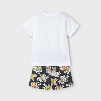 Conjunto infantil com t-shirt branca e calções pretos com padrão de folhas coloridas