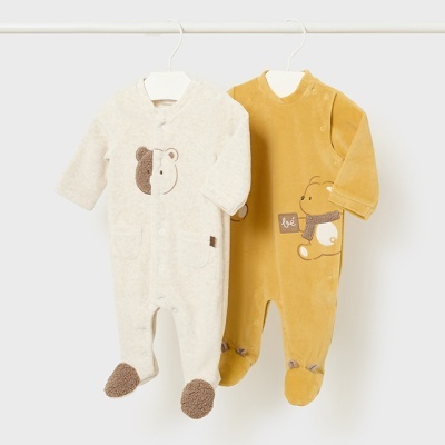Dois pijamas de bebé, creme e castanho, com desenhos de animais bordados.