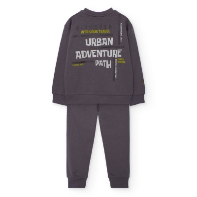 Conjunto cinzento de camisola e calças com texto urbano