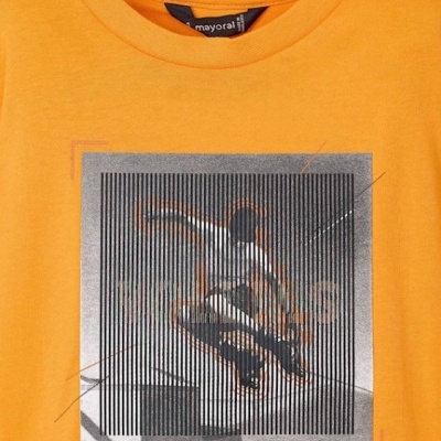 Camiseta laranja com estampado de skatista e etiqueta 'mayoral'