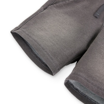 Calções cinza escuro com costura visível no fundo branco