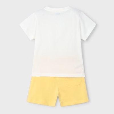 Conjunto infantil com t-shirt branca de manga curta e calções amarelos