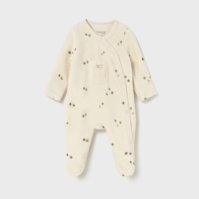 Macacão de bebé bege com padrão de pequenas cerejas e bolso pequeno no peito