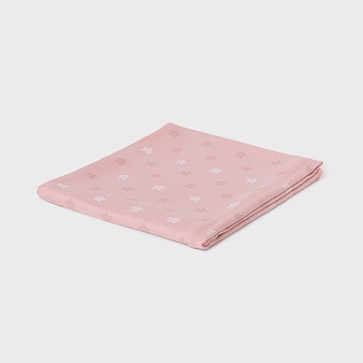 Manta rosa clara com estrelas brancas dobrada