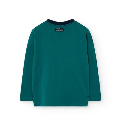 Camisola verde com gola azul escuro e etiqueta preta nas costas