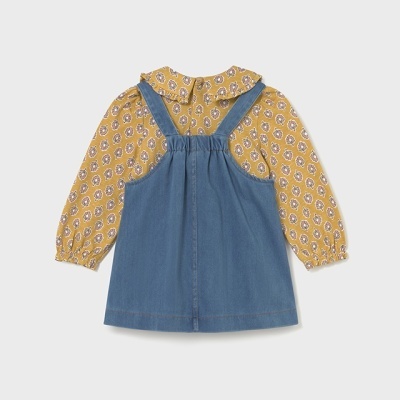Vestido infantil amarelo com padrão floral e jardineira azul