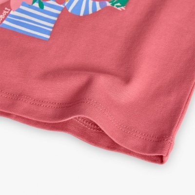 Parte inferior de t-shirt rosa com estampa colorida e costura dupla