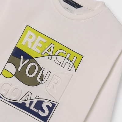 Sweatshirt branca com estampa colorida e texto REACH YOUR GOALS