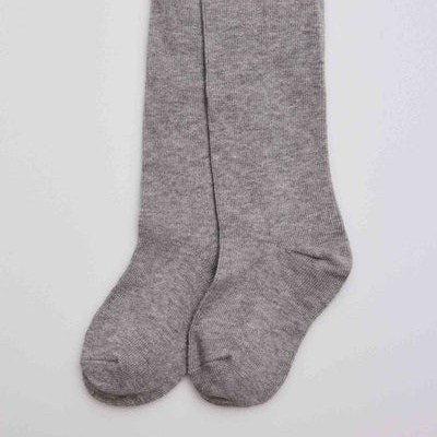 Meias compridas cinza em tecido liso sobre fundo branco