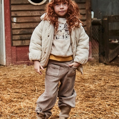 Criança com roupa casual em ambiente rústico