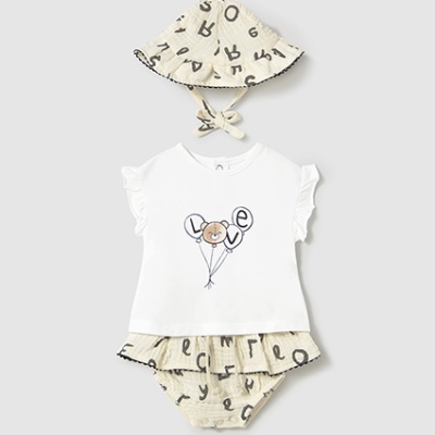Conjunto de bebé com camiseta branca e chapéu com padrão de letras pretas.