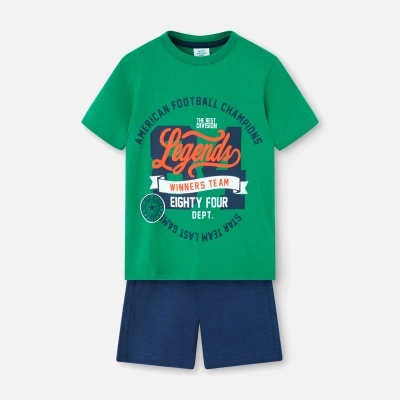Conjunto infantil com t-shirt verde estampada e calções azul escuro