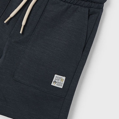 Calções azul escuro com bolso frontal e cordão creme na cintura.