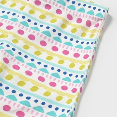 tecido branco com padrão geométrico colorido