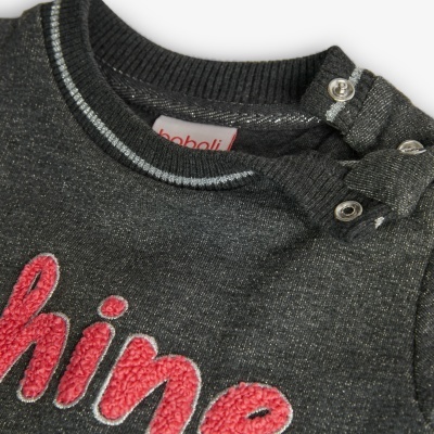 Camisola cinzenta escura com gola redonda e botões de pressão no ombro