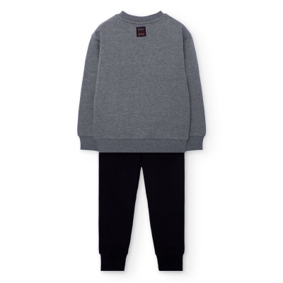 Conjunto infantil cinzento e preto com camisola e calças.