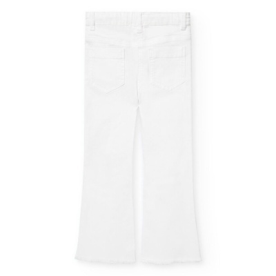 Calças compridas brancas infantis com bolsos traseiros e bainha desfiada