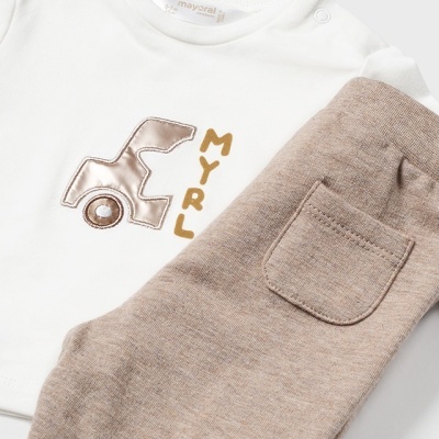 Conjunto de roupa de bebé com t-shirt branca e calças castanhas claras