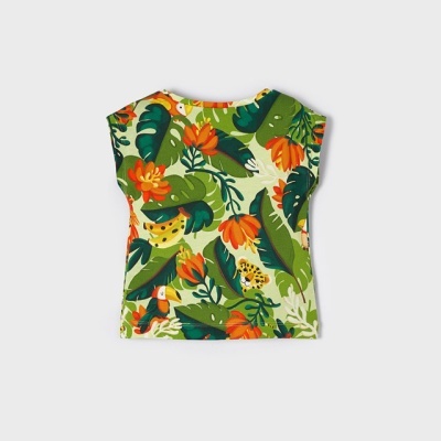 T-shirt infantil com padrão colorido de folhas, flores e animais exóticos