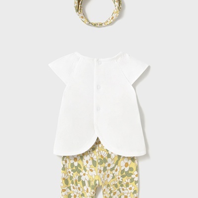 Conjunto de bebé com camisa branca e calças florais amarelas e verdes